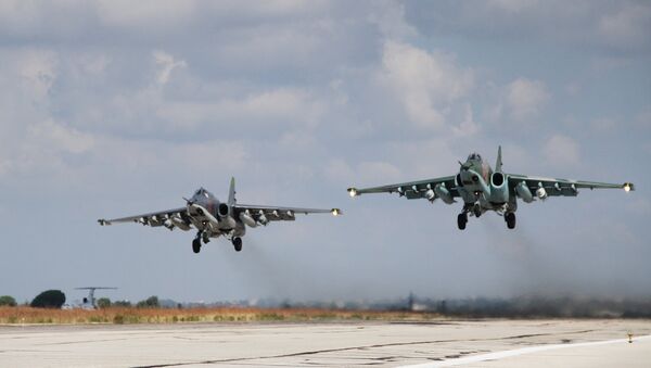 Российские штурмовики Су-25 взлетают с авиабазы Хмеймимв Сирии Российские штурмовики Су-25 взлетают с авиабазы Хмеймимв Сирии