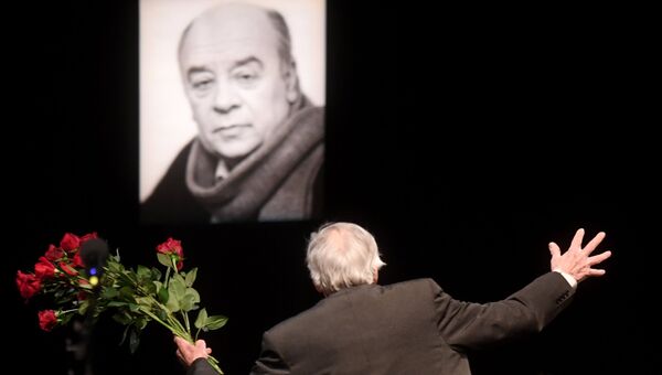 Народный артист РСФСР Николай Дупак на церемонии прощания с народным артистом СССР Леонидом Броневым в театре Ленком в Москве. 11 декабря 2017 Народный артист РСФСР Николай Дупак на церемонии прощания с народным артистом СССР Леонидом Броневым в театре Ленком в Москве. 11 декабря 2017