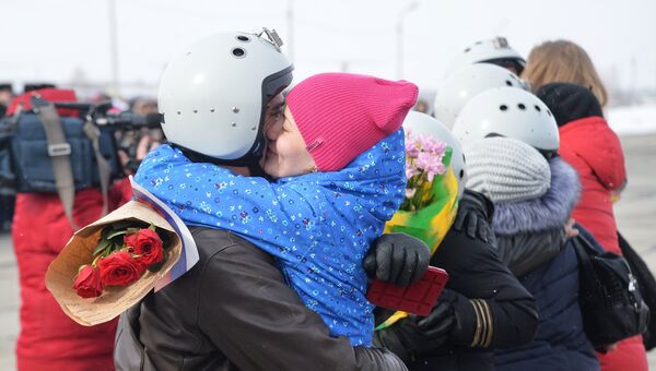 Встреча экипажей бомбардировщиков Су-24М ВКС России, вернувшихся из Сирии, на аэродроме Шагол в Челябинске Встреча экипажей бомбардировщиков Су-24М ВКС России, вернувшихся из Сирии, на аэродроме Шагол в Челябинске