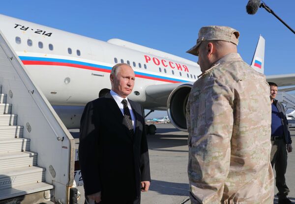 Владимир Путин и Сергей Суровикин на авиабазе Хмеймим в Сирии. 11 декабря 2017 Владимир Путин и Сергей Суровикин на авиабазе Хмеймим в Сирии. 11 декабря 2017