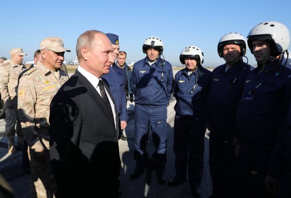 Владимир Путин общается с военнослужащими во время посещения авиабазы Хмеймим в Сирии. 11 декабря 2017 Владимир Путин общается с военнослужащими во время посещения авиабазы Хмеймим в Сирии. 11 декабря 2017
