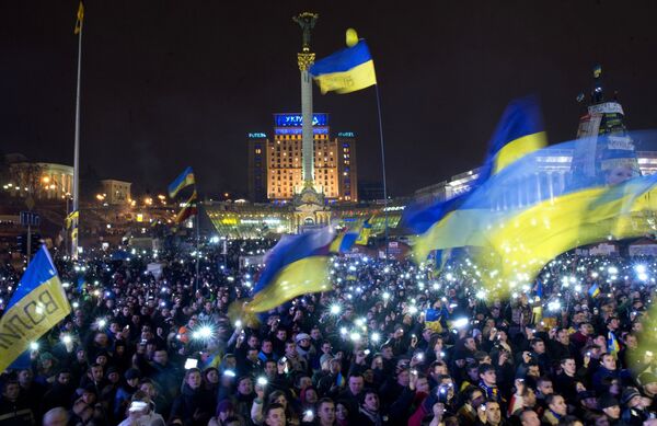 Участники акции сторонников евроинтеграции на Площади Независимости в Киеве Участники акции сторонников евроинтеграции на Площади Независимости в Киеве