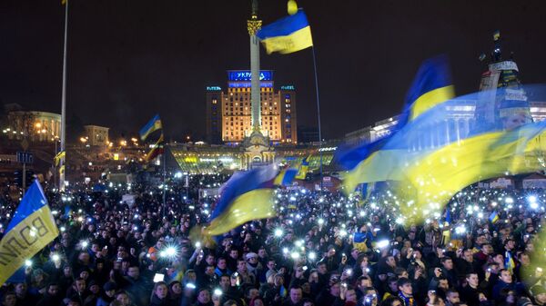 Участники акции сторонников евроинтеграции на Площади Независимости в Киеве Участники акции сторонников евроинтеграции на Площади Независимости в Киеве