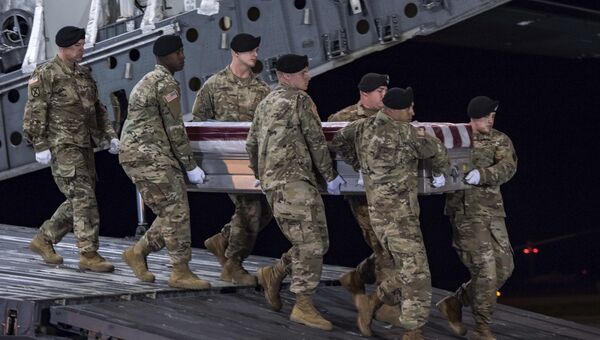 Военнослужащие 3-ей пехотной дивизии США выносят тело погибшего в Нигере американского сержанта на авиабазе Довер Военнослужащие 3-ей пехотной дивизии США выносят тело погибшего в Нигере американского сержанта на авиабазе Довер