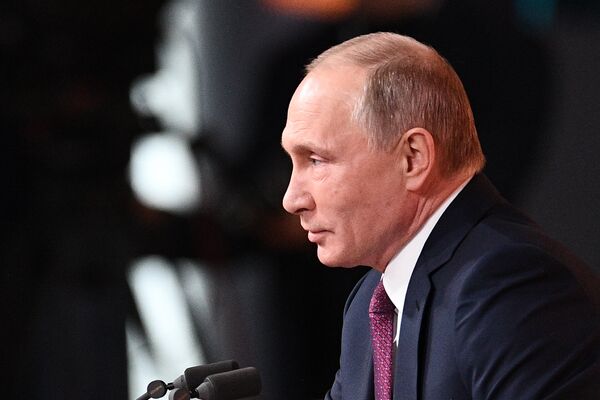 Президент РФ Владимир Путин во время большой ежегодной пресс-конференции Президент РФ Владимир Путин во время большой ежегодной пресс-конференции