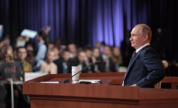 Президент РФ Владимир Путин во время большой ежегодной пресс-конференции Президент РФ Владимир Путин во время большой ежегодной пресс-конференции