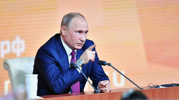 Президент РФ Владимир Путин во время большой ежегодной пресс-конференции Президент РФ Владимир Путин во время большой ежегодной пресс-конференции