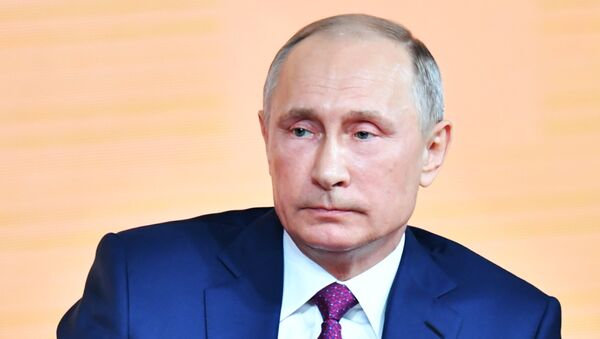 Президент РФ Владимир Путин во время большой ежегодной пресс-конференции Президент РФ Владимир Путин во время большой ежегодной пресс-конференции