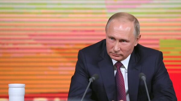 Президент РФ Владимир Путин во время большой ежегодной пресс-конференции Президент РФ Владимир Путин во время большой ежегодной пресс-конференции