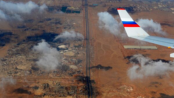 Вид из окна российского самолета на территорию Египта Вид из окна российского самолета на территорию Египта