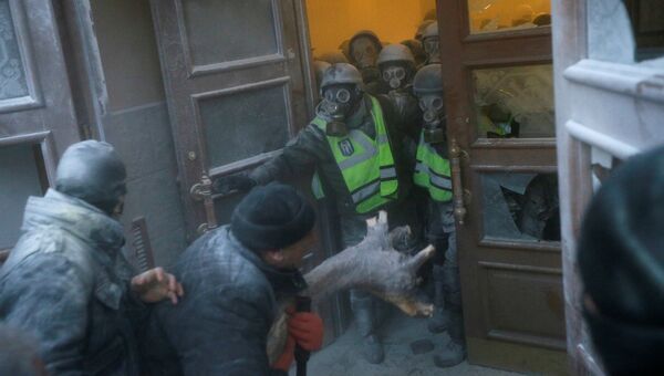 Сторонники Михаила Саакашвили у здания Октябрьского дворца в Киеве, Украина. 17 декабря 2017 Сторонники Михаила Саакашвили у здания Октябрьского дворца в Киеве, Украина. 17 декабря 2017