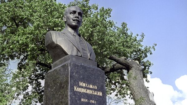 Бюст украинского писателя Михаила Коцюбинского в городе Чернигове на Болдиных горах. Архивное фото Бюст украинского писателя Михаила Коцюбинского в городе Чернигове на Болдиных горах. Архивное фото