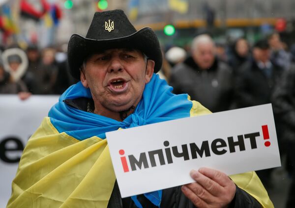 Участник митинга сторонников Михаила Саакашвили в центре Киева за принятие закона об импичменте украинского президента Петра Порошенко. 17 декабря 2017 Участник митинга сторонников Михаила Саакашвили в центре Киева за принятие закона об импичменте украинского президента Петра Порошенко. 17 декабря 2017