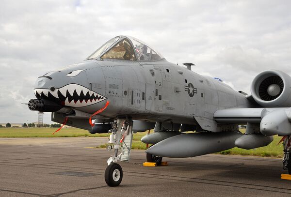 Американский штурмовик A-10 Thunderbolt II на авиабазе Mildenhall в Великобритании Американский штурмовик A-10 Thunderbolt II на авиабазе Mildenhall в Великобритании