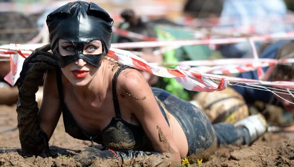 Участница соревнования Грязный забег (KazanDirtyRace) на трассе, проложенной по берегу реки Казанки Участница соревнования Грязный забег (KazanDirtyRace) на трассе, проложенной по берегу реки Казанки