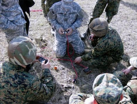Американские инструкторы проводят практические занятия с грузинскими военными по установке мин-ловушек Американские инструкторы проводят практические занятия с грузинскими военными по установке мин-ловушек