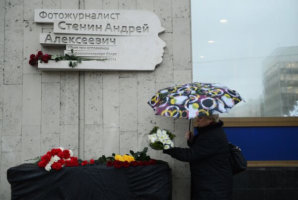 Коллега возлагает цветы к мемориальной доске в честь фотокорреспондента МИА Россия сегодня Андрея Стенина Коллега возлагает цветы к мемориальной доске в честь фотокорреспондента МИА Россия сегодня Андрея Стенина