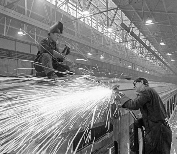 Рабочие Рижского вагоностроительного завода сваривают детали вагонов в сборочном цехе Рабочие Рижского вагоностроительного завода сваривают детали вагонов в сборочном цехе
