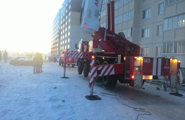 Сотрудники МЧС во время ликвидации последствий взрыва газового баллона в Омске. 23 декабря 2017 Сотрудники МЧС во время ликвидации последствий взрыва газового баллона в Омске. 23 декабря 2017