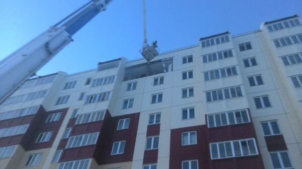 Сотрудники МЧС во время ликвидации последствий взрыва газового баллона в Омске. 23 декабря 2017 Сотрудники МЧС во время ликвидации последствий взрыва газового баллона в Омске. 23 декабря 2017