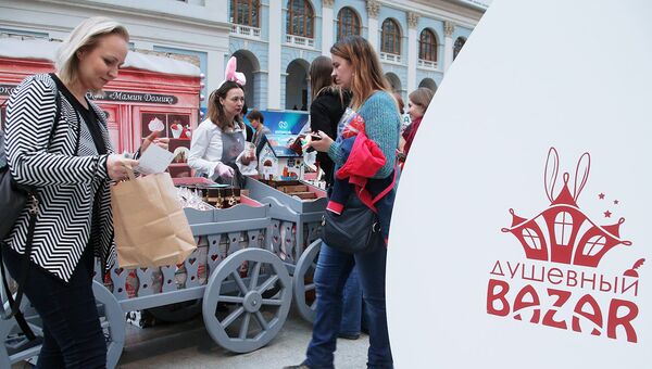 Посетители на Благотворительной ярмарке Душевный Bazar в Москве Посетители на Благотворительной ярмарке Душевный Bazar в Москве