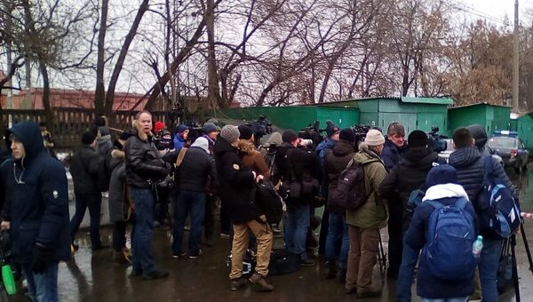 Журналисты на месте стрельбы в здании фабрики Меньшевик Журналисты на месте стрельбы в здании фабрики Меньшевик