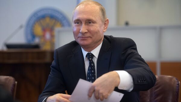 Президент РФ Владимир Путин в ЦИК во время подачи документов для выдвижения кандидатом на предстоящих в 2018 году выборах президента РФ. 27 декабря 2017 Президент РФ Владимир Путин в ЦИК во время подачи документов для выдвижения кандидатом на предстоящих в 2018 году выборах президента РФ. 27 декабря 2017