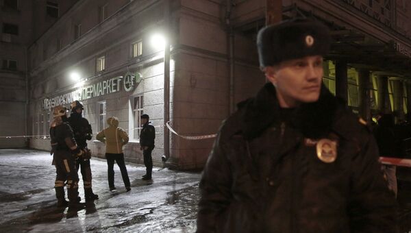 Сотрудники МЧС и полиции около супермаркета Перекресток в Санкт-Петербурге, где произошел взрыв. 27 декабря 2017 Сотрудники МЧС и полиции около супермаркета Перекресток в Санкт-Петербурге, где произошел взрыв. 27 декабря 2017