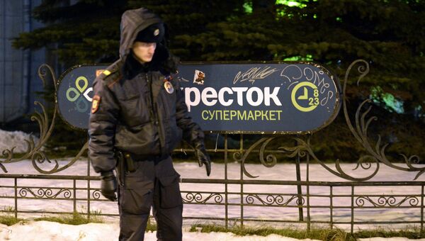 Сотрудник полиции у входа в магазин Перекресток в Санкт-Петербурге, где произошел взрыв. 27 декабря 2017 Сотрудник полиции у входа в магазин Перекресток в Санкт-Петербурге, где произошел взрыв. 27 декабря 2017