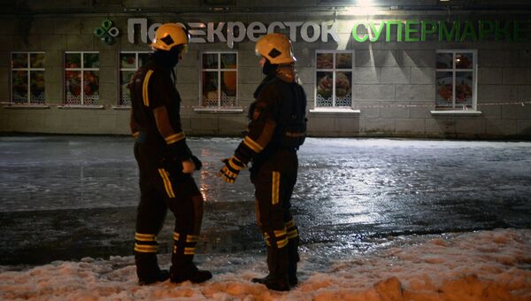 Сотрудники МЧС у входа в магазин Перекресток в Санкт-Петербурге, где произошел взрыв. 27 декабря 2017 Сотрудники МЧС у входа в магазин Перекресток в Санкт-Петербурге, где произошел взрыв. 27 декабря 2017