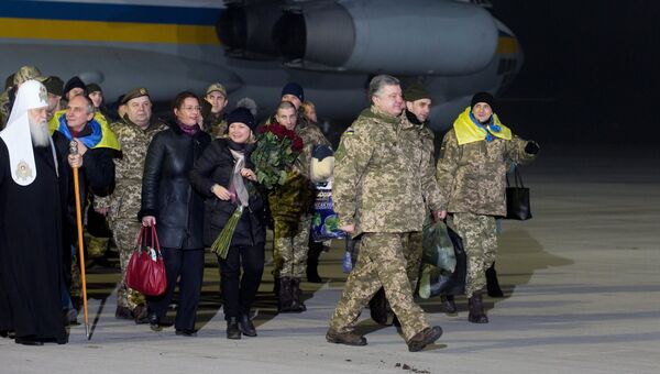 Президент Украины Петр Порошенко во время встречи украинских военнопленных, переданных в результате обмена представителями ДНР и ЛНР, в аэропорту Борисполь. Архивное фото Президент Украины Петр Порошенко во время встречи украинских военнопленных, переданных в результате обмена представителями ДНР и ЛНР, в аэропорту Борисполь. Архивное фото