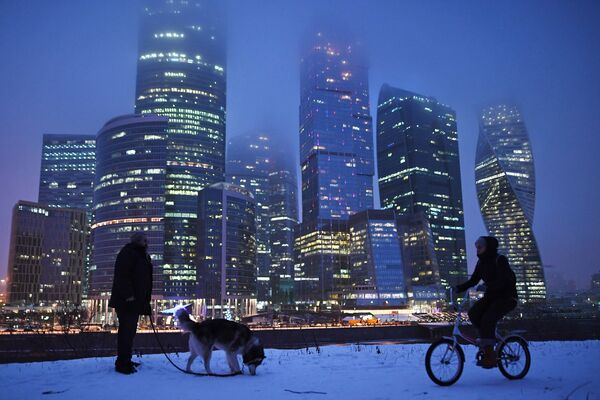 Прохожие гуляют на набережной Тараса Шевченко в Москве Прохожие гуляют на набережной Тараса Шевченко в Москве