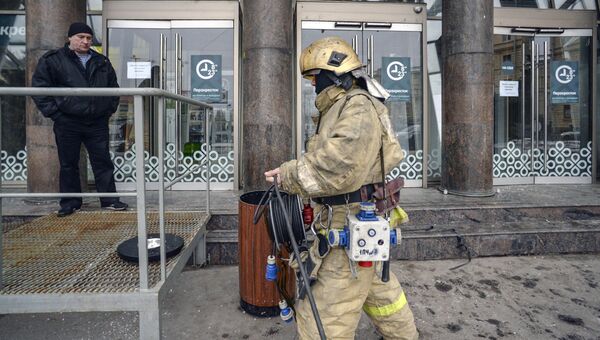 Сотрудник МЧС у магазина Перекресток в Санкт-Петербурге Сотрудник МЧС у магазина Перекресток в Санкт-Петербурге