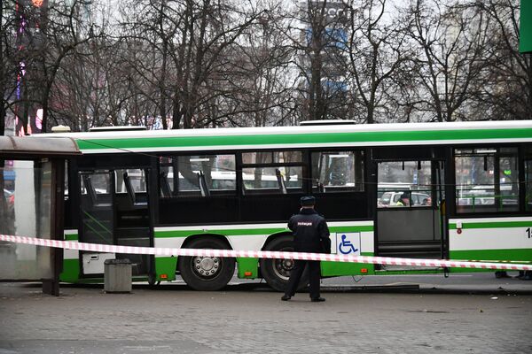 Сотрудник правоохранительных органов у пассажирского автобуса, въехавшего в остановку на Сходненской улице в Москве. 29 декабря 2017 Сотрудник правоохранительных органов у пассажирского автобуса, въехавшего в остановку на Сходненской улице в Москве. 29 декабря 2017