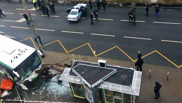 Пассажирский автобус въехал в остановку на Сходненской улице в Москве. 29 декабря 2017 Пассажирский автобус въехал в остановку на Сходненской улице в Москве. 29 декабря 2017