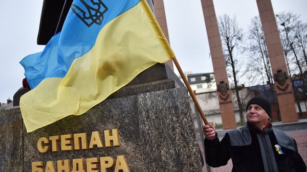 Участник марша националистов, приуроченного к 109-й годовщине со дня рождения Степана Бандеры, во Львове. 1 января 2018 Участник марша националистов, приуроченного к 109-й годовщине со дня рождения Степана Бандеры, во Львове. 1 января 2018