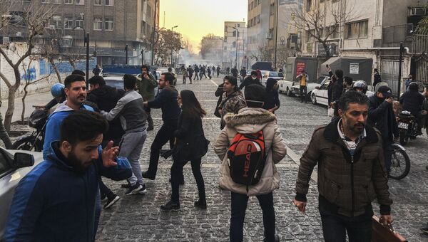 Участники акции протеста в Тегеране, Иран. 30 декабря 2017 Участники акции протеста в Тегеране, Иран. 30 декабря 2017
