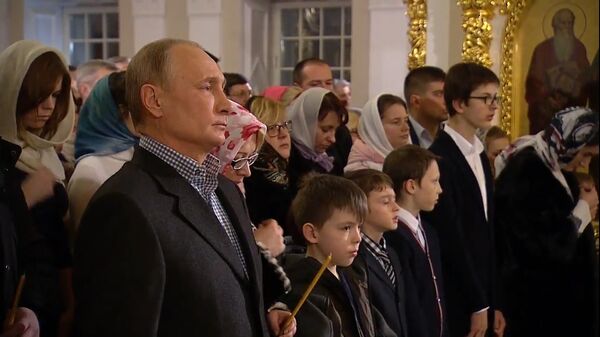 Путин встретил Рождество с прихожанами одного из старейших храмов Петербурга Путин встретил Рождество с прихожанами одного из старейших храмов Петербурга
