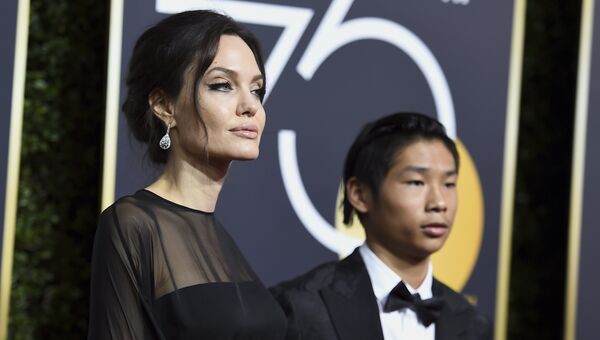 75-я церемония прошла под эгидой движения Time's Up (Время вышло). Все гости пришли на ковровую дорожку в черном в знак поддержки женщин, пострадавших от насилия и неравноправия. 75-я церемония прошла под эгидой движения Time's Up (Время вышло). Все гости пришли на ковровую дорожку в черном в знак поддержки женщин, пострадавших от насилия и неравноправия.