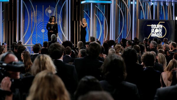 Опра Уинфри получила премию Сесиля Б. Де Милля за выдающиеся заслуги в кино- и телеиндустрии. Выступая с главной речью вечера, она призвала женщин говорить правду и заверила, что новый день уже на горизонте. Опра Уинфри получила премию Сесиля Б. Де Милля за выдающиеся заслуги в кино- и телеиндустрии. Выступая с главной речью вечера, она призвала женщин говорить правду и заверила, что новый день уже на горизонте.