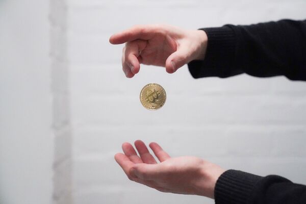 Монета с логотипом криптовалюты биткоин Монета с логотипом криптовалюты биткоин