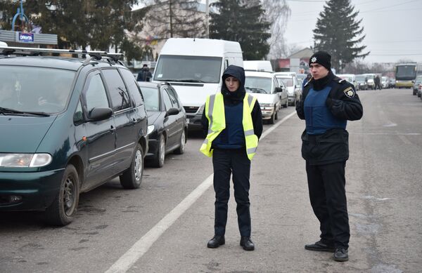 Сотрудники полиции во время акции протеста на границе между Украиной и Польшей. 10 января 2018 Сотрудники полиции во время акции протеста на границе между Украиной и Польшей. 10 января 2018