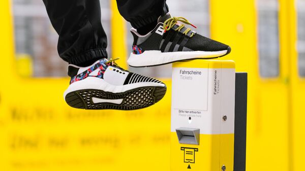 Спортивные кроссовки, разработанные Adidas и Берлинским управлением транспорта Спортивные кроссовки, разработанные Adidas и Берлинским управлением транспорта