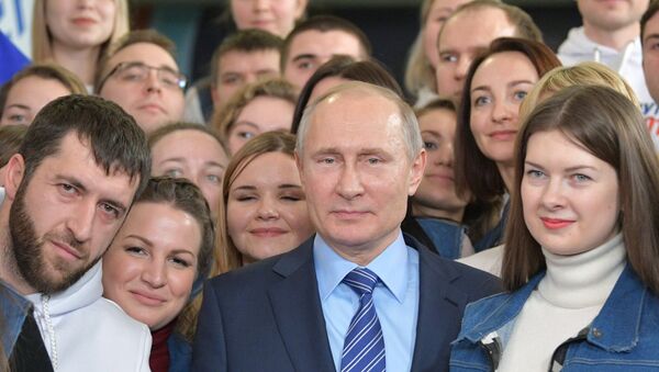 Президент РФ Владимир Путин во время встречи с волонтерами в своем предвыборном штабе в Гостином дворе в Москве. 10 января 2018 Президент РФ Владимир Путин во время встречи с волонтерами в своем предвыборном штабе в Гостином дворе в Москве. 10 января 2018