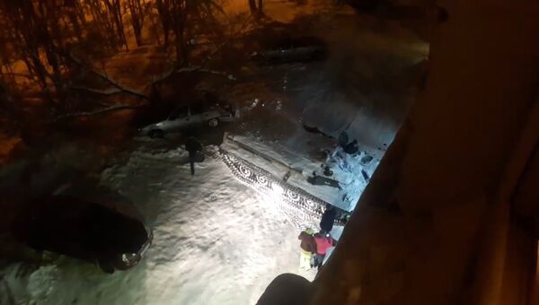 Протаранивший витрину магазина БТР в Апатитах. Съемка очевидца Протаранивший витрину магазина БТР в Апатитах. Съемка очевидца