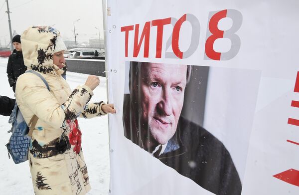 Девушка у пункта сбора подписей в поддержку выдвижения уполномоченного при президенте РФ по защите прав предпринимателей Бориса Титова кандидатом на президентских выборах в 2018 году Девушка у пункта сбора подписей в поддержку выдвижения уполномоченного при президенте РФ по защите прав предпринимателей Бориса Титова кандидатом на президентских выборах в 2018 году