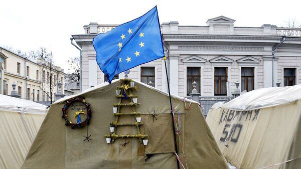 Флаг ЕС в палаточном городке у здания Верховной Рады в Киеве