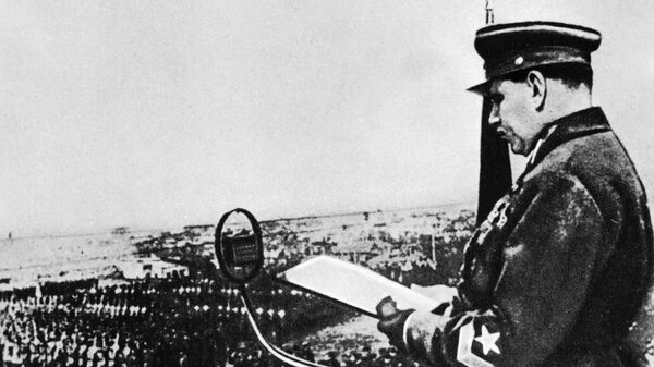 Командующий войсками ОДВА маршал Василий Блюхер принимает военную присягу войск Хабаровского гарнизона, 1935 год Командующий войсками ОДВА маршал Василий Блюхер принимает военную присягу войск Хабаровского гарнизона, 1935 год