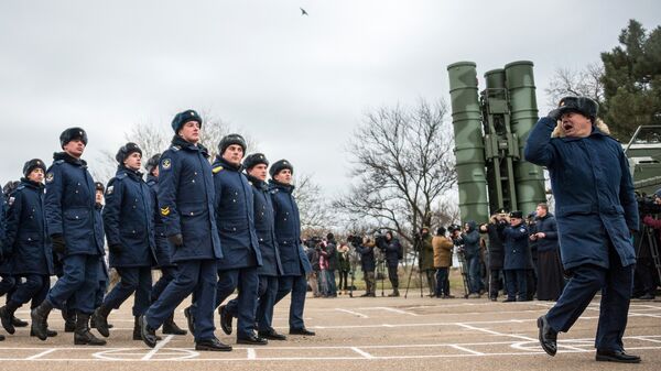 Военнослужащие Южного военного округа на торжественной церемонии, посвященной началу боевой вахты комплекса ПВО С-400 Триумф в Севастополе. 13 января 2018 Военнослужащие Южного военного округа на торжественной церемонии, посвященной началу боевой вахты комплекса ПВО С-400 Триумф в Севастополе. 13 января 2018