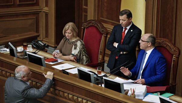 Первый зампред Верховной рады Украины Ирина Геращенко, лидер фракции Радикальной партии Олег Ляшко и председатель Верховной рады Украины Андрей Парубий на заседании Верховной рады Украины в Киеве. 16 ноября 2017 Первый зампред Верховной рады Украины Ирина Геращенко, лидер фракции Радикальной партии Олег Ляшко и председатель Верховной рады Украины Андрей Парубий на заседании Верховной рады Украины в Киеве. 16 ноября 2017